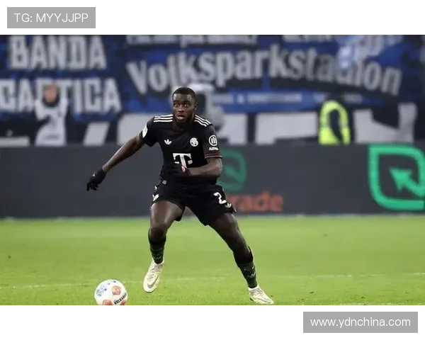 [德甲]拜仁右侧角球开出 于帕梅卡诺头球破门.